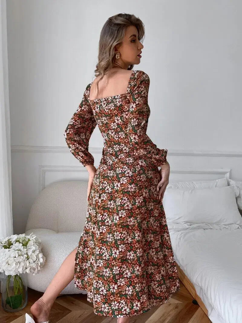 Blumenkleid mit quadratischem Schnitt und Herzausschnitt